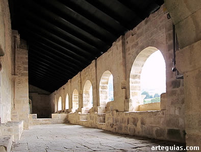 Galer&iacute;a porticada en la iglesia de Arlucea