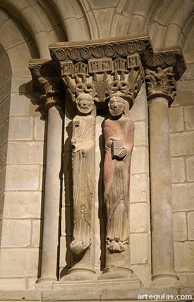 Estatuas columnas del &aacute;bside de San Mart&iacute;n