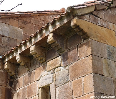 Cornisa con modillones de rollos