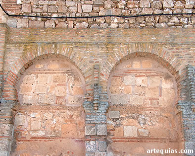 Arquer&iacute;a mural de ladrillo y herradura