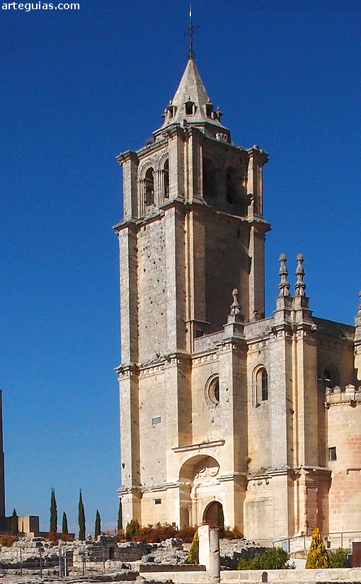 Torre campanario de la Iglesia Mayor Abacial