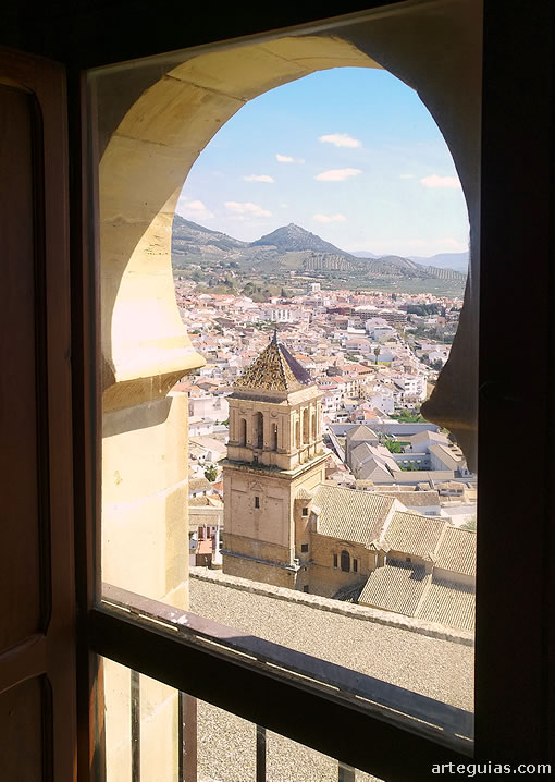 Alcaudete a través de uno de los ventanales de la torre del homenaje del castillo
