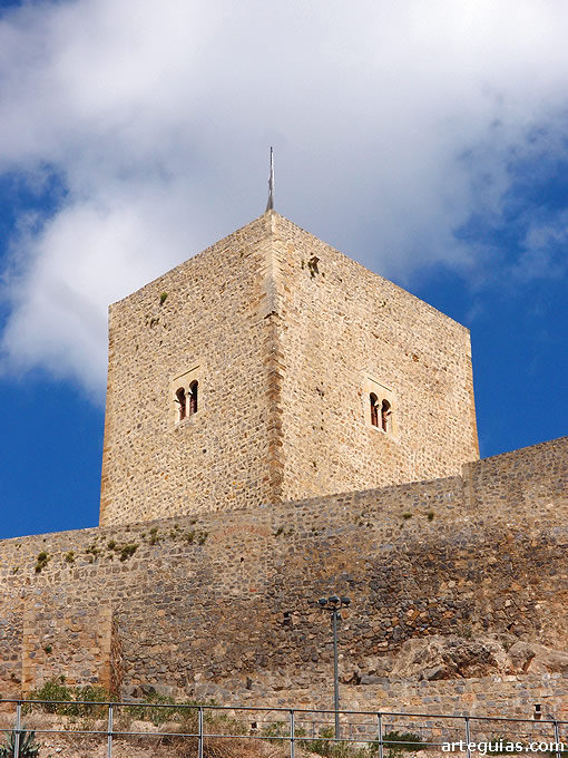 Primer plano de la Torre del Homenaje del Castillo de Alcaudete