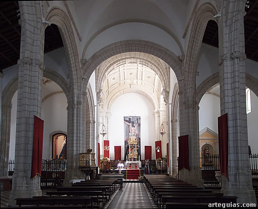 Iglesia de Santa María la Mayor de Alcaudete: vista desde los pies del centro