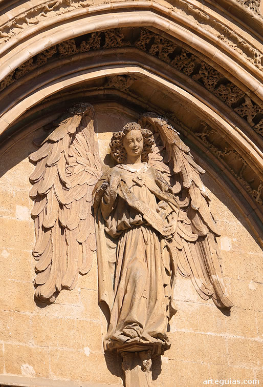 Célebre ángel custodio de la puerta principal de la Lonja mallorquina