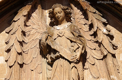 Detalle cercano del ángel custodio