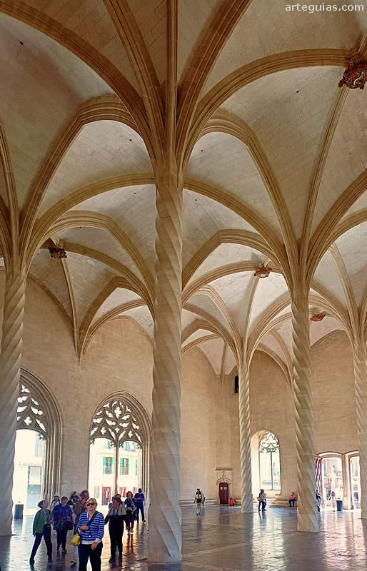 Espectacular estructura con columnas entorchadas y bóvedas de crucería de la Lonja de Palma de Mallorca