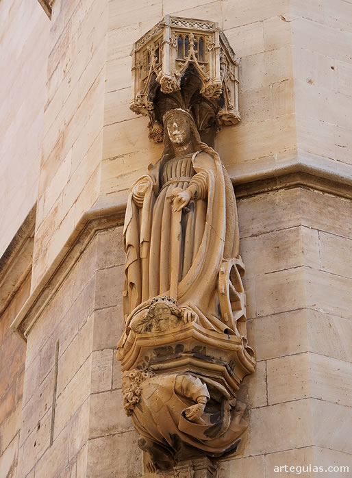 Estatua exterior que representa a Santa Clara de Alejandría