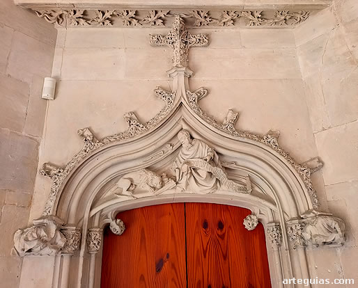 Una de las puerta de acceso a las torres de esquina