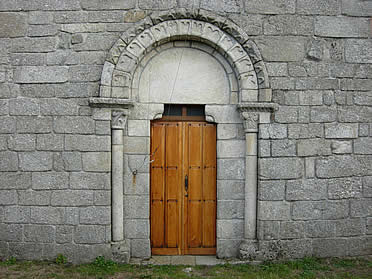 Portada oeste de Santa Mar&iacute;a de Camporramiro