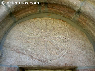 T&iacute;mpano de la puerta de la iglesia de San Miguel de Coence, en Palas de Rei