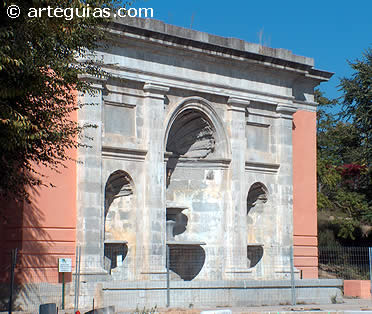 Fuente de tres ca&ntilde;os frente al palacio de Boadilla, obra de Ventura Rodr&iacute;guez
