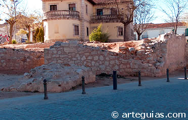 Restos del castillo junto a la torre