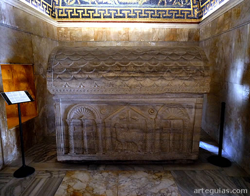 Uno de los 3 sarc&oacute;fagos que hay en el mausoleo de Gala Placidia en R&aacute;vena, Italia