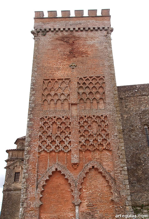 Campanario mud&eacute;jar de la iglesia prioral de Aracena