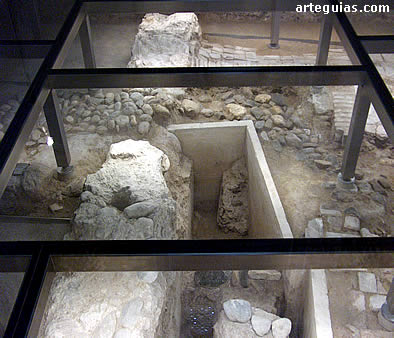 Restos arqueol&oacute;gico puestos a la vista mediante cristales en el suelo