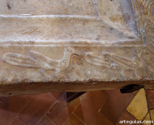Detalle de la mesa de altar cristiana esculpida en &eacute;poca del Reino Hispanovisigodo de Toledo