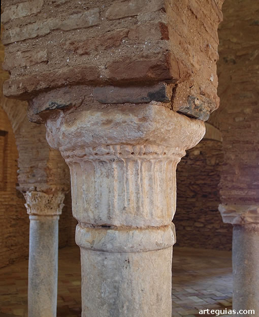 Los soportes de las arquer&iacute;as de la antigua mezquita de Almonaster la Real son de acarreo