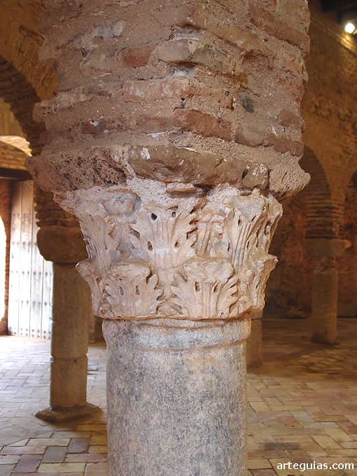 Capitel romano corintio de acarreo aprovechado en la mezquita de Almonaster la Real (siglo X)