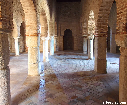 Nave o galer&iacute;a central de la mezquita de Almonaster la Real que finaliza en el muro de la quibla  con el mihrab aproximadamente en el centro