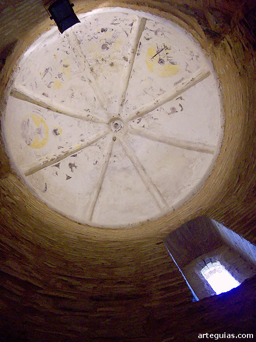 La cubierta del &aacute;bside se transform&oacute; en siglos modernos en una c&uacute;pula  semiesf&eacute;rica