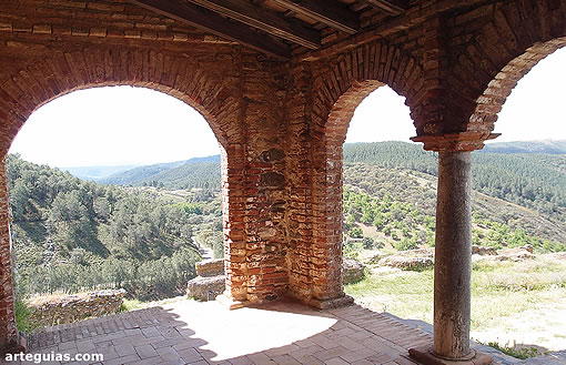P&oacute;rtico construido en el costado oeste