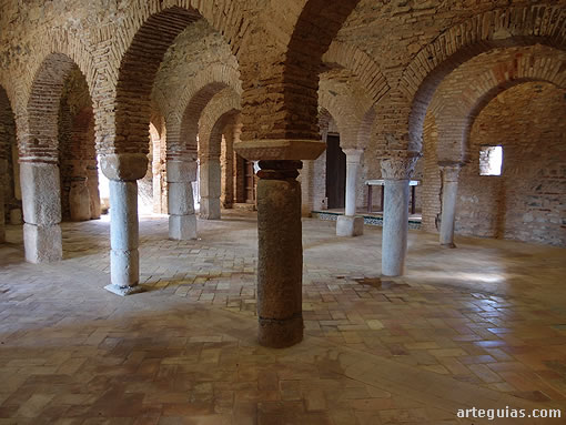 Otra perspectiva de la sala de oraci&oacute;n de la mezquita de Almonaster la Real