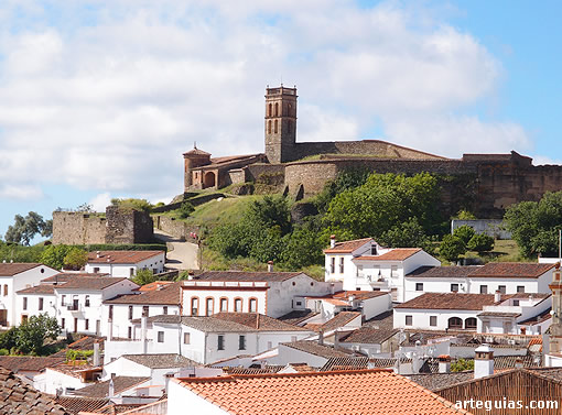 La ermita - mezquita sobre el cerro que se eleva sobre el caser&iacute;o