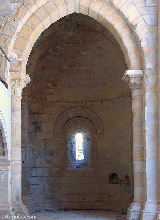 &Aacute;bside lateral de la iglesia