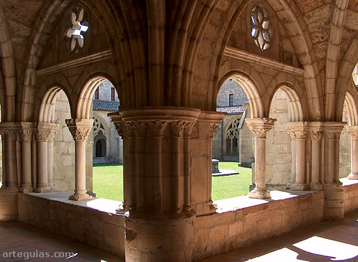 Ajimeces con arcos románicos del claustro