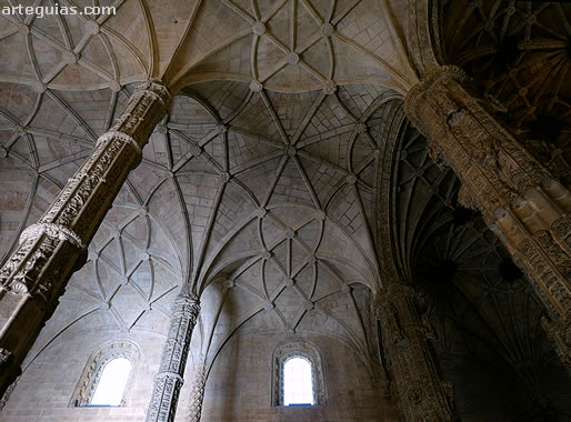 Arquitectura de la iglesia g&oacute;tica, manuelina y renacentista