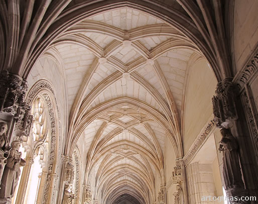 B&oacute;vedas de crucer&iacute;a del claustro inferior de San Juan de los Reyes