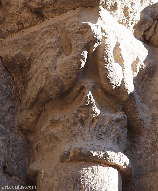 Capitel con aves en la portada de la iglesia del Monasterio de Fitero