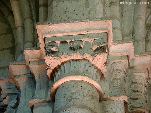Capitel románico del interior de la iglesia