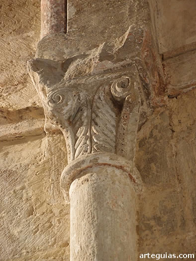 Capitel en uno de los &aacute;bsides