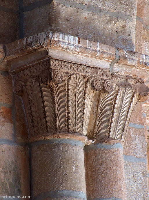 Capiteles dobles vegetales en el interior de la iglesia