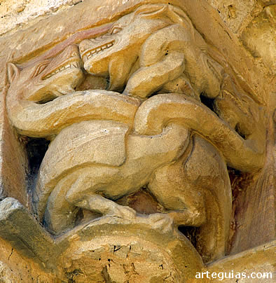 Capitel exterior con dragones