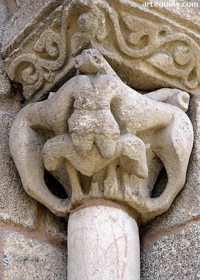 Capitel de una de las ventanas exteriores