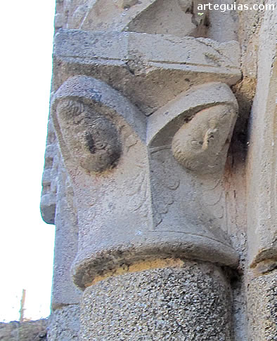 Capitel con cabezas invertidas