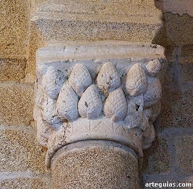 Capitel de pi&ntilde;as del interior