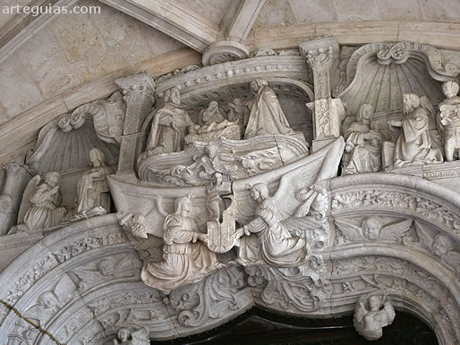 Ciclo de la Natividad en lo alto de la puerta oeste
