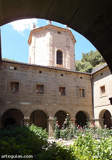 Monasterio de Santo Toribio de Li&eacute;bana: claustro
