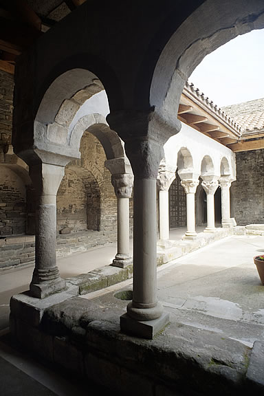 Arcos y columnas del claustro de Sant Pere de Casserres