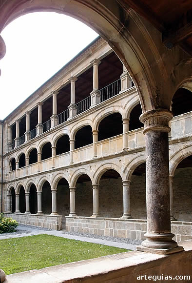 Claustro de tres pisos