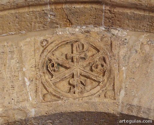 Crism&oacute;n rom&aacute;nico en la puerta de los monjes