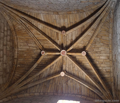Crucer&iacute; g&oacute;tica con terceletes en la iglesia mon&aacute;stica