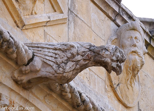 Decoraci&oacute;n escult&oacute;rica del claustro alto