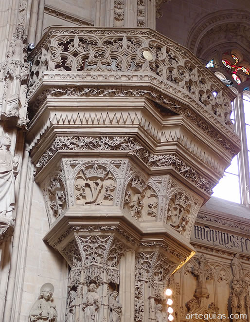 Decoraci&oacute;n g&oacute;tica y mud&eacute;jar en el interior de la iglesia