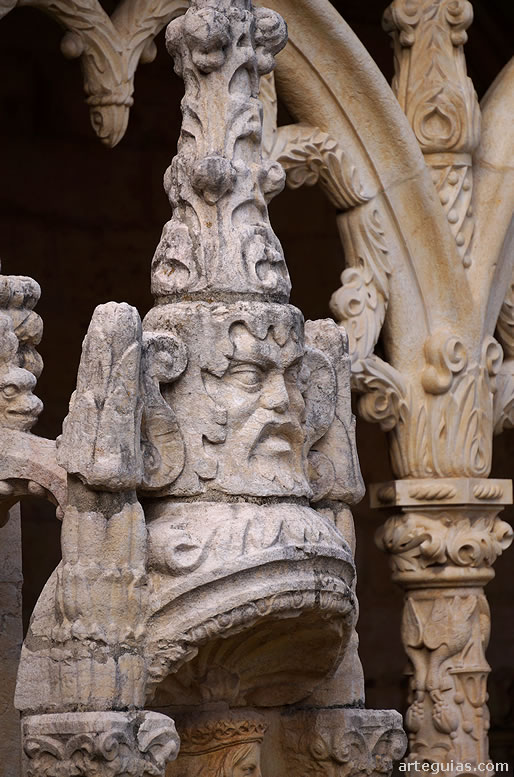 Detalle escult&oacute;rico del claustro