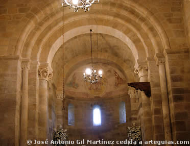 Interior de la cabecera de San Miguel de Eir&eacute;
